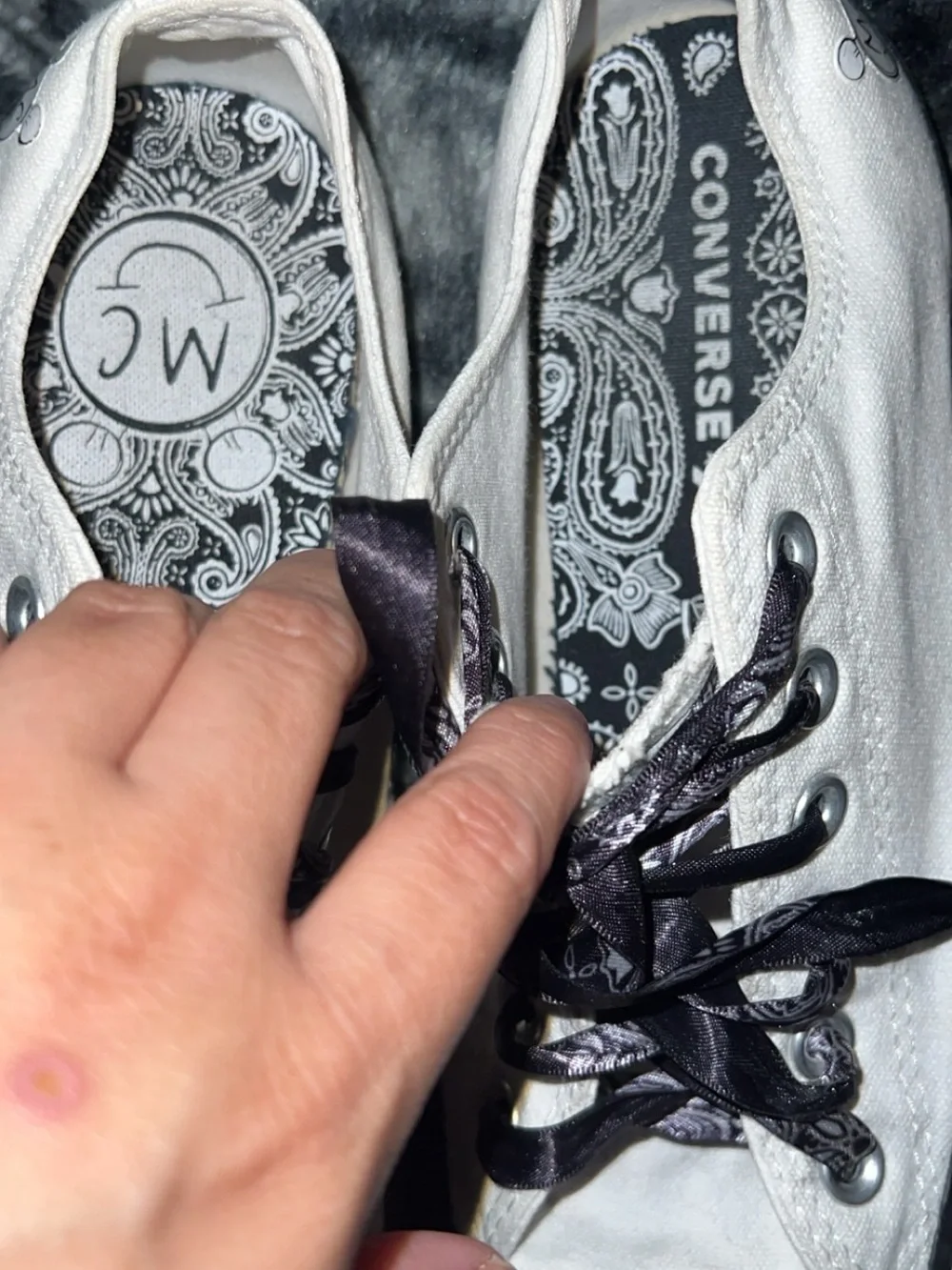 Converse men's White Low Top Sneakers with Black Patterned Ribbon Laces - Picture 6 of 6